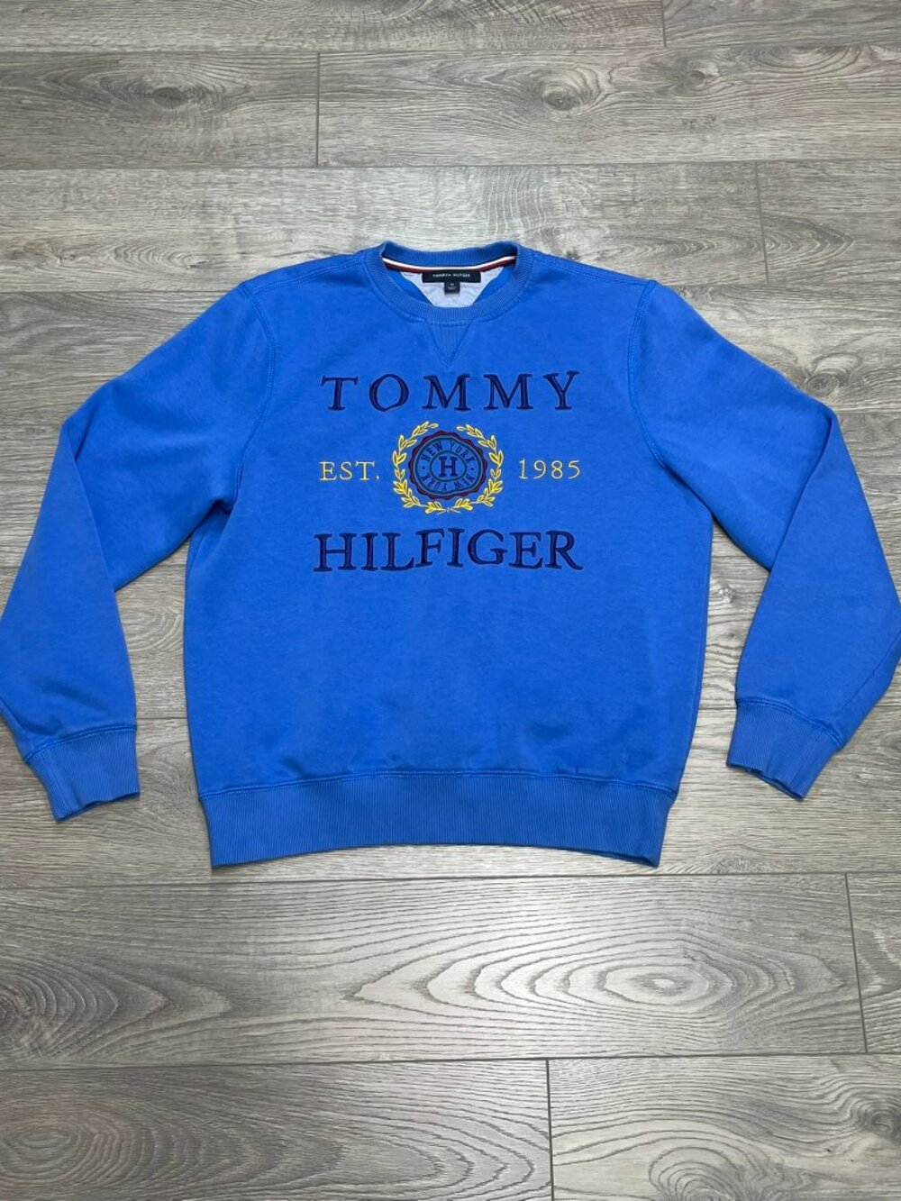 Tommy Hilfiger Vintage Style Embroidered Spellout Crest Blue Sweatshirt Size M